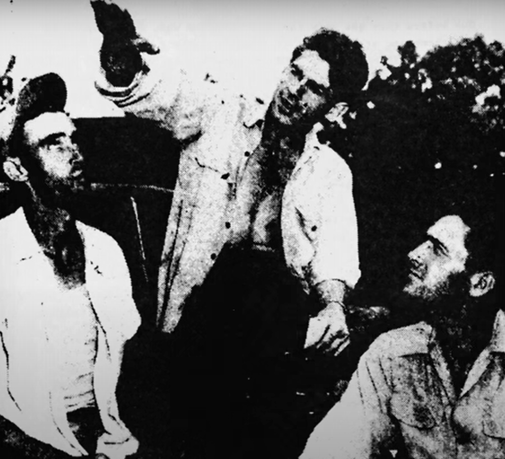 Billy Ray Taylor đi ra ngoài để lấy một xô nước từ giếng. Khi đến gần giếng, một luồng sáng màu cầu vồng lướt qua trên đầu, sau đó đáp xuống một cánh đồng phía sau nhà Sutton. Billy Ray chạy nhanh vào trong nhà để kể cho bạn bè nghe những gì mình đã thấy. Ảnh: @Think Anomalous.