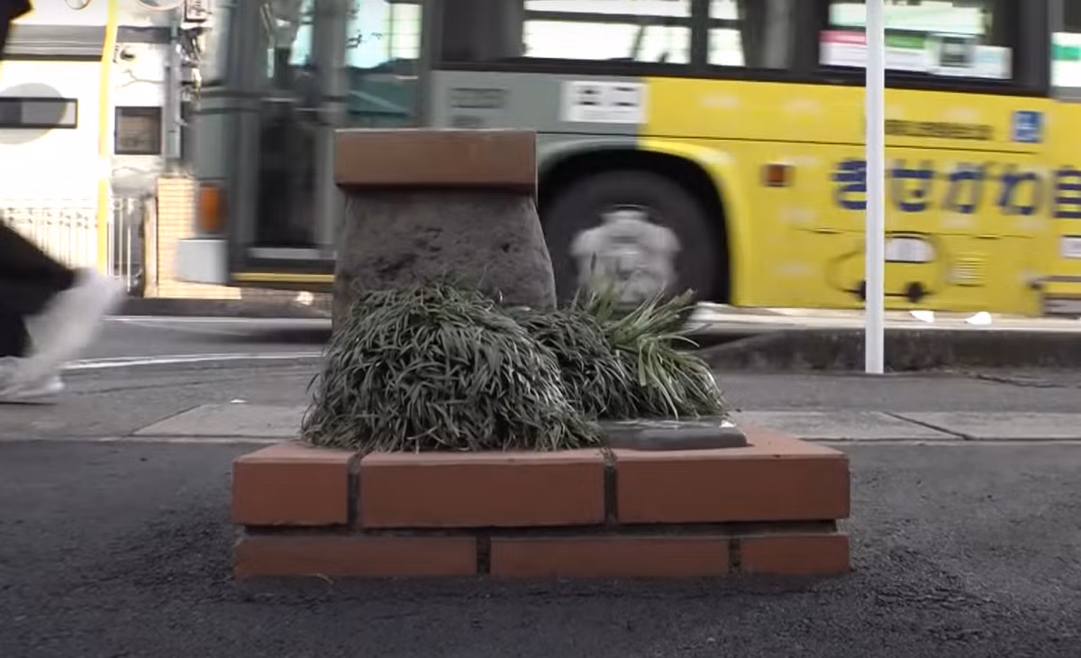 Khi nhận được giấy chứng nhận Kỷ lục Guinness Thế giới, Thị trưởng Nagaizumi Osamu Ikeda cho biết: "Trong hơn 30 năm, đây là công viên tự xưng nhỏ nhất thế giới, nhưng giờ đây nó đã được chính thức công nhận”. Ảnh: @Nippon Television News Japan-English.