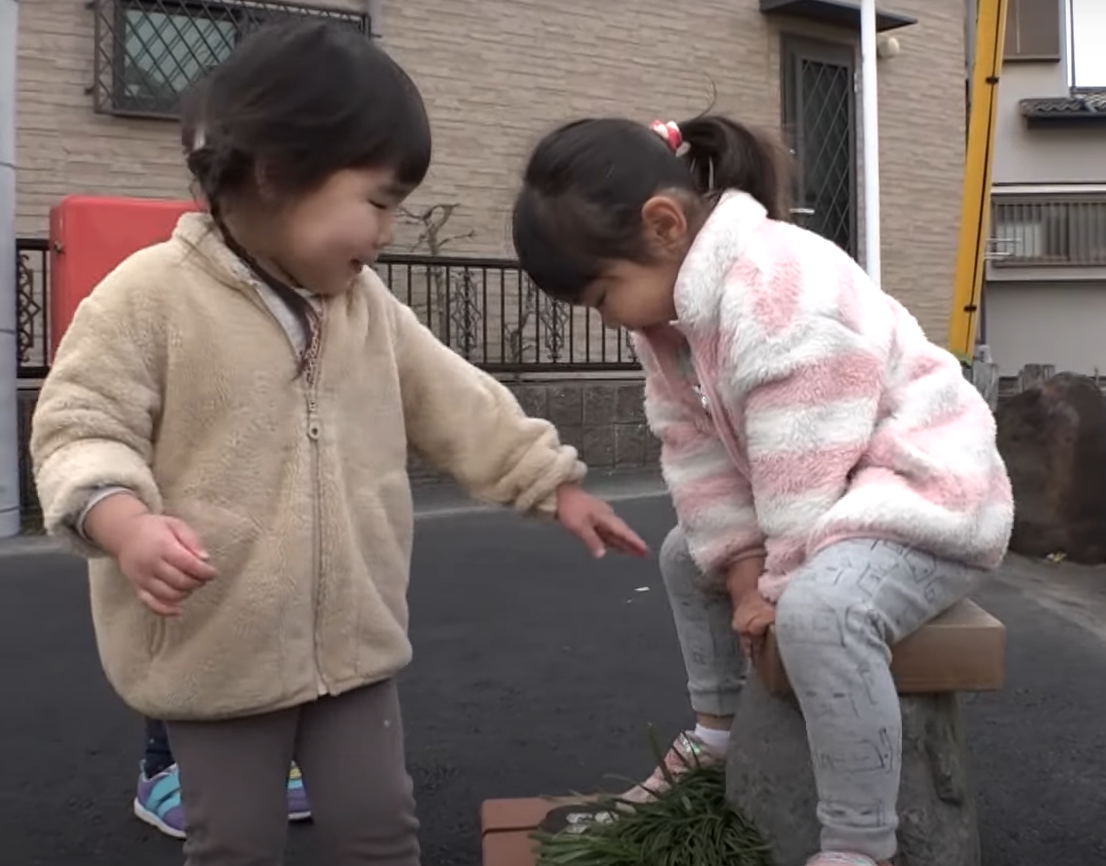 Bên trong khu đất gạch vuông bao gồm các tấm đá, cỏ, một chiếc ghế dài chỉ đủ chỗ cho một người ngồi lên, kèm bậc đá trang trí. Ảnh: @Nippon Television.