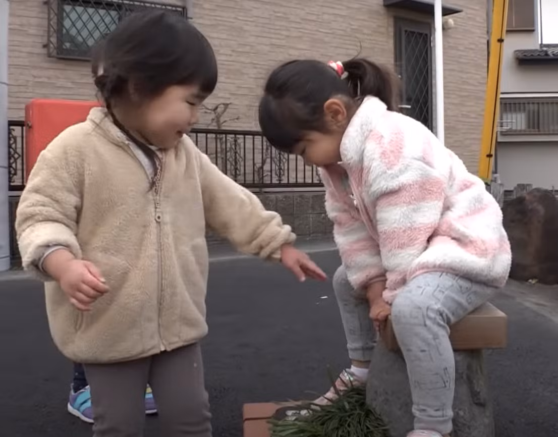 Bên trong khu đất gạch vuông bao gồm các tấm đá, cỏ, một chiếc ghế dài chỉ đủ chỗ cho một người ngồi lên, kèm bậc đá trang trí. Ảnh: @Nippon Television.