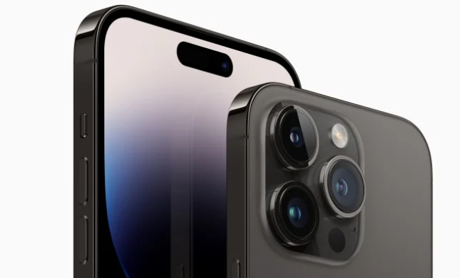 Lưu ý, so với các dòng iphone trước, Space Black trông đậm hơn một chút. Tuy nhiên, tùy vào ánh sáng, đôi khi sẽ mang lại hiệu ứng màu xám. Kết hợp với mặt kính có chiều sâu mang lại trải nghiệm đẳng cấp. Ảnh: Apple.