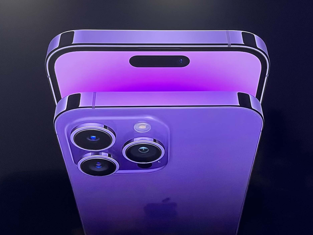 iPhone 14 Pro/ Pro Max Deep Purple (tím) Độc đáo và cuốn hút, Deep Purple (tím) trông như biết chơi đùa cùng với ánh sáng, lúc tinh tế, lúc vui nhộn, bóng loáng, và rực rỡ. Màu tím còn được xem là biểu tượng cho sự quyền quý, sang trọng, gắn liền với cảm giác bí ẩn, đem lại phong thái huyền bí cho người sử dụng. Ảnh: Apple. 