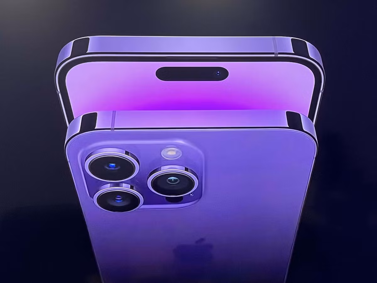 iPhone 14 Pro/ Pro Max Deep Purple (tím) Độc đáo và cuốn hút, Deep Purple (tím) trông như biết chơi đùa cùng với ánh sáng, lúc tinh tế, lúc vui nhộn, bóng loáng, và rực rỡ. Màu tím còn được xem là biểu tượng cho sự quyền quý, sang trọng, gắn liền với cảm giác bí ẩn, đem lại phong thái huyền bí cho người sử dụng. Ảnh: Apple. 