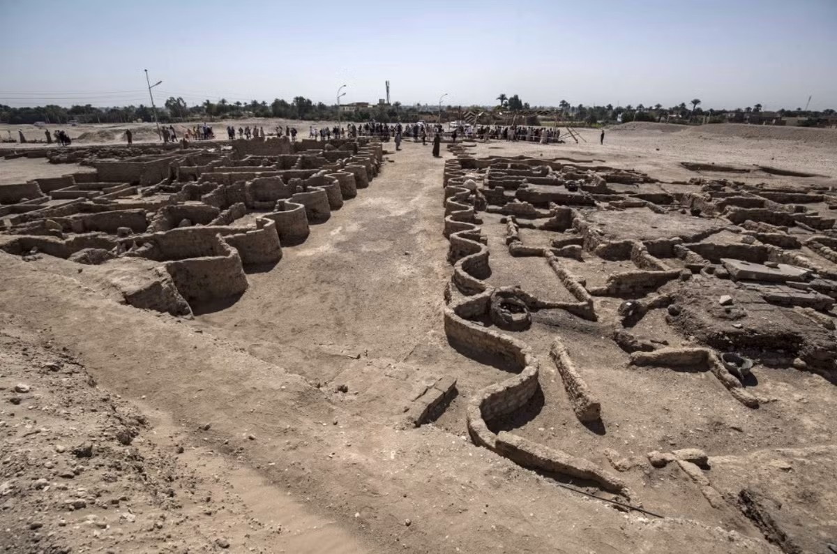 Không chỉ có vậy, cuộc khai quật cũng phát hiện ra một khu dân cư liên quan, nó có thể từng là nơi sinh sống của thợ đào vàng và công nhân chế tác vàng làm việc cho khu phức hợp chế biến vàng này. Ảnh: @Hội đồng Cổ vật Tối cao Ai Cập.