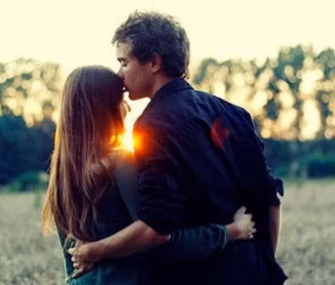 Sau khi kết hôn, do cung Phu Thê của người tuổi Mão sinh giờ Thân rất vượng phát, cộng thêm sao “Thiên Quyền” xuất hiện trong cung mệnh nên có thể kiếm được những khoản tiền lớn nhờ sự hỗ trợ của bạn đời. Chính vì vậy, người tuổi Mão sinh giờ Thân và bạn đời không phải đau đầu về chuyện tình bạc và cuộc sống gia đình luôn sung túc, hạnh phúc. Ảnh: pose.com.vn. (Bài viết chỉ mang tính tham khảo, cung cấp nội dung trắc nghiệm vui cho bạn đọc). 