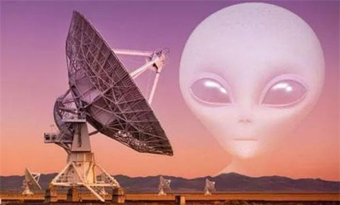 Tất cả các tín hiệu lạ đều ở dạng chớp sóng vô tuyến (FRB), ngắn và sắc nét, gây nhiều tranh cãi. Nhiều nhà khoa học cho rằng FRB có thể sinh ra từ một sự kiện vũ trụ lớn, ví dụ sự va chạm của 2 sao neutron mang nguồn năng lượng khổng lồ, nhưng cũng có thể là tín hiệu từ một nền văn minh ngoài Trái đất.