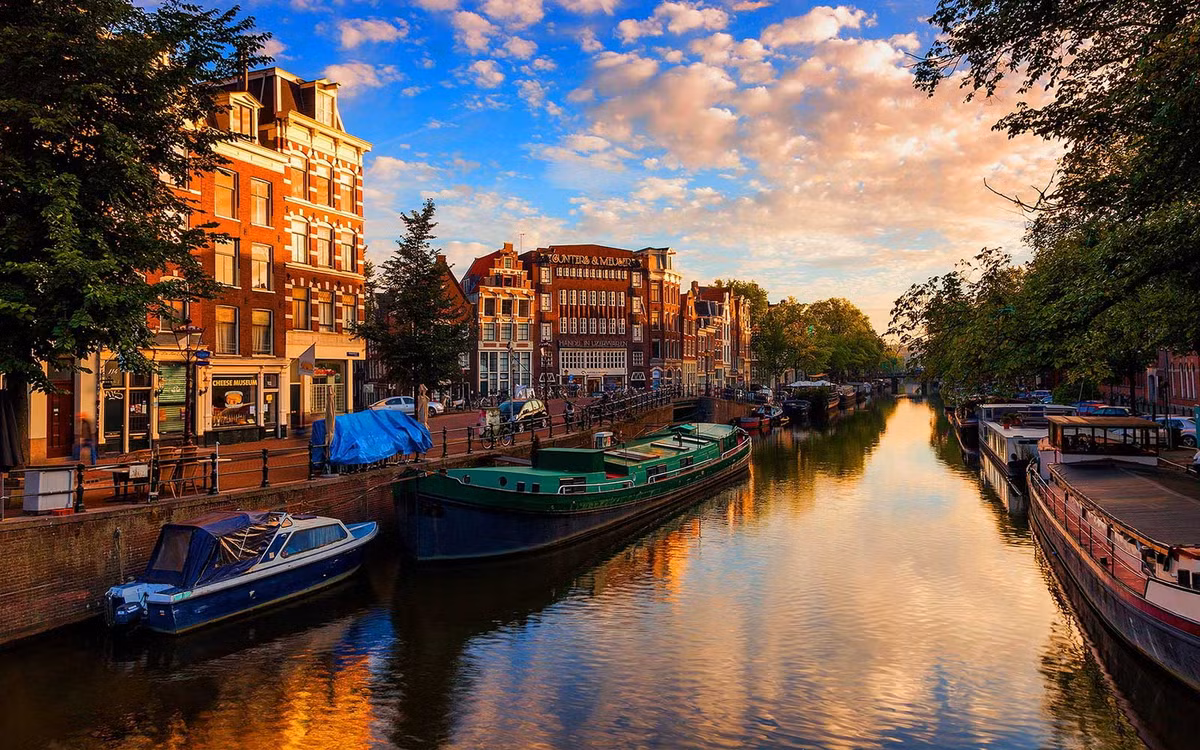 Tuổi Thân: Công việc: tiến triển khả quan, hôm nay là ngày may mắn trong công việc, mọi áp lực đều được giải tỏa. Tài vận: xảy ra tranh chấp trong vấn đề tiền bạc. Tình cảm: ngày thuận lợi cho việc kiếm tìm ý trung nhân. Ảnh: baidu.com.