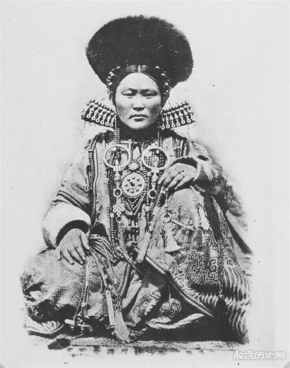 Vào những năm cuối Quang Tự, nhiếp ảnh gia người Pháp vào cung chụp ảnh cho Từ Hi Thái hậu, các phi tần ở hậu cung, cũng như hoàng thân quốc thích nhà Thanh. Ảnh: gugong.net.