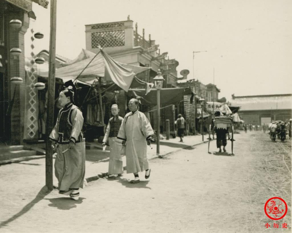 Những người phụ nữ đi dạo trên đường phố Trung Quốc. Ảnh: sohu.com. 