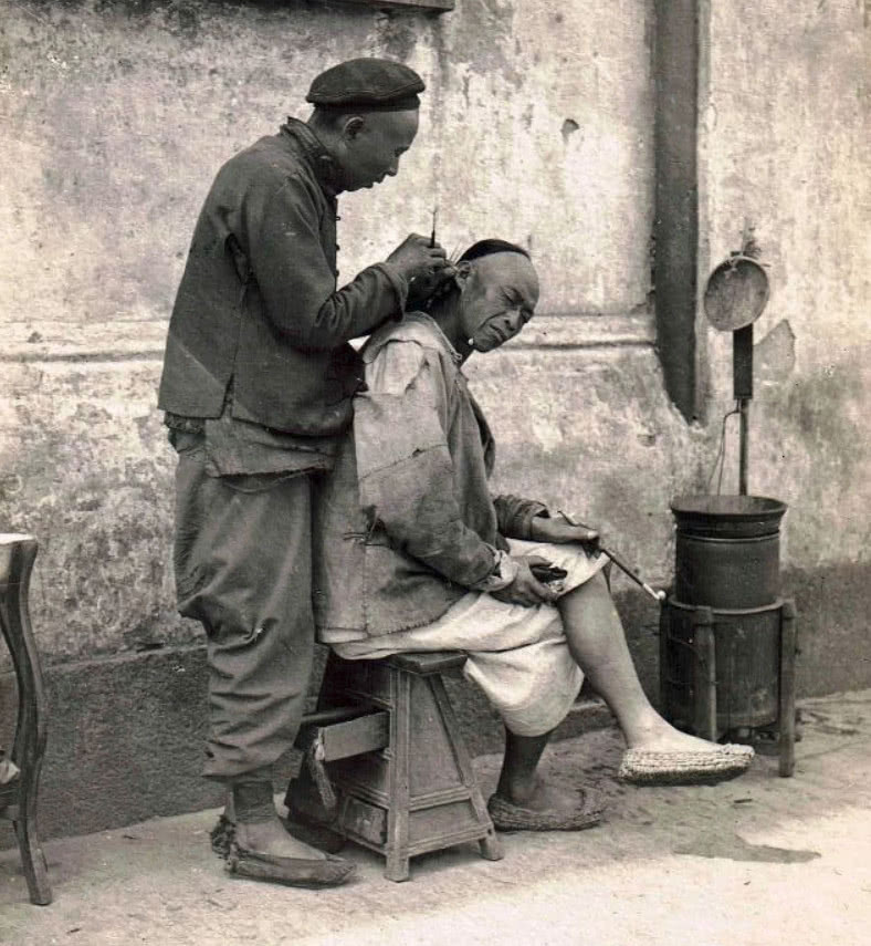 Người đàn ông Trung Quốc đang lấy ráy tai trên đường phố. Ảnh: sohu.com.