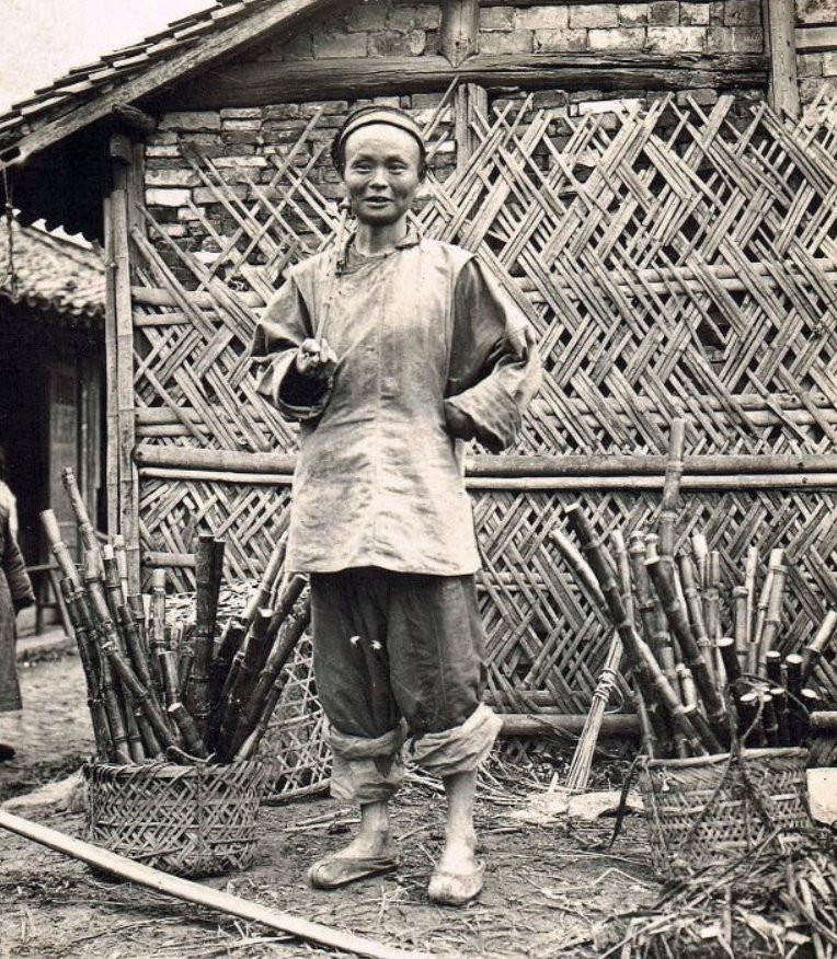 Người đàn ông đang đứng cạnh gánh hàng mía của mình. Ảnh: sohu.com.