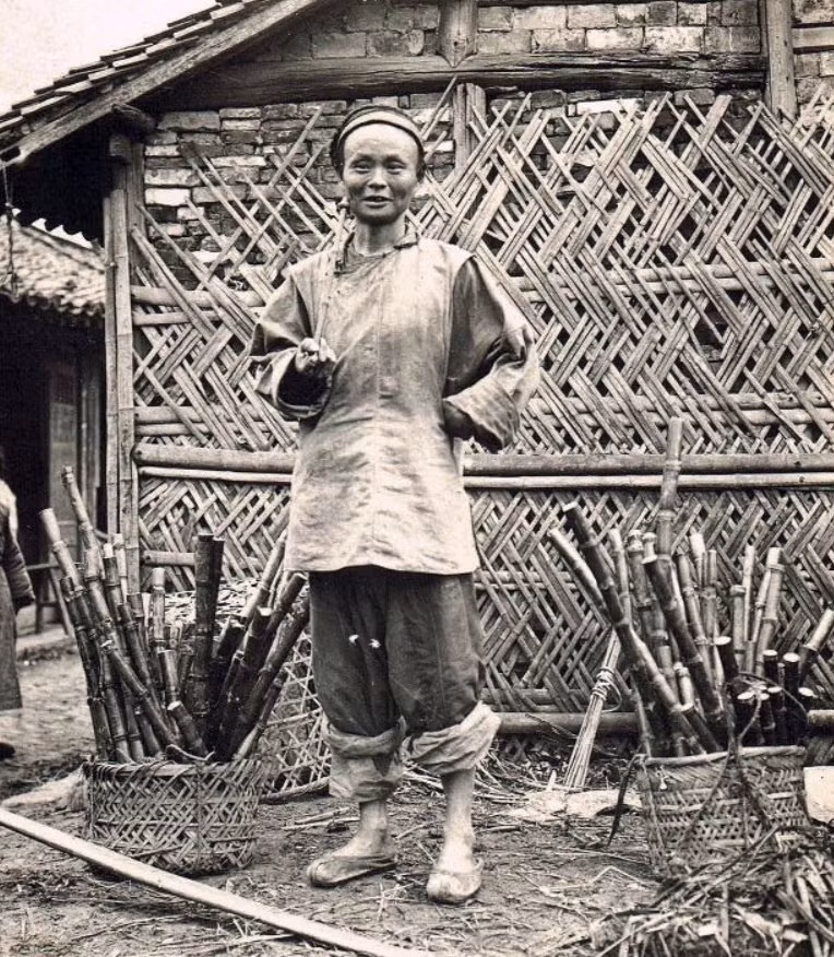 Người đàn ông đang đứng cạnh gánh hàng mía của mình. Ảnh: sohu.com.