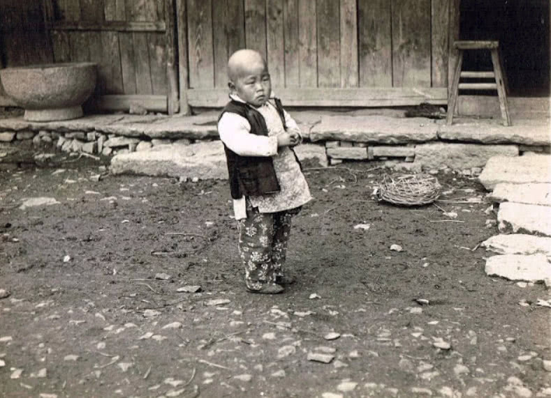 Em bé kháu khỉnh đang chơi trong sân nhà. Ảnh: sohu.com.