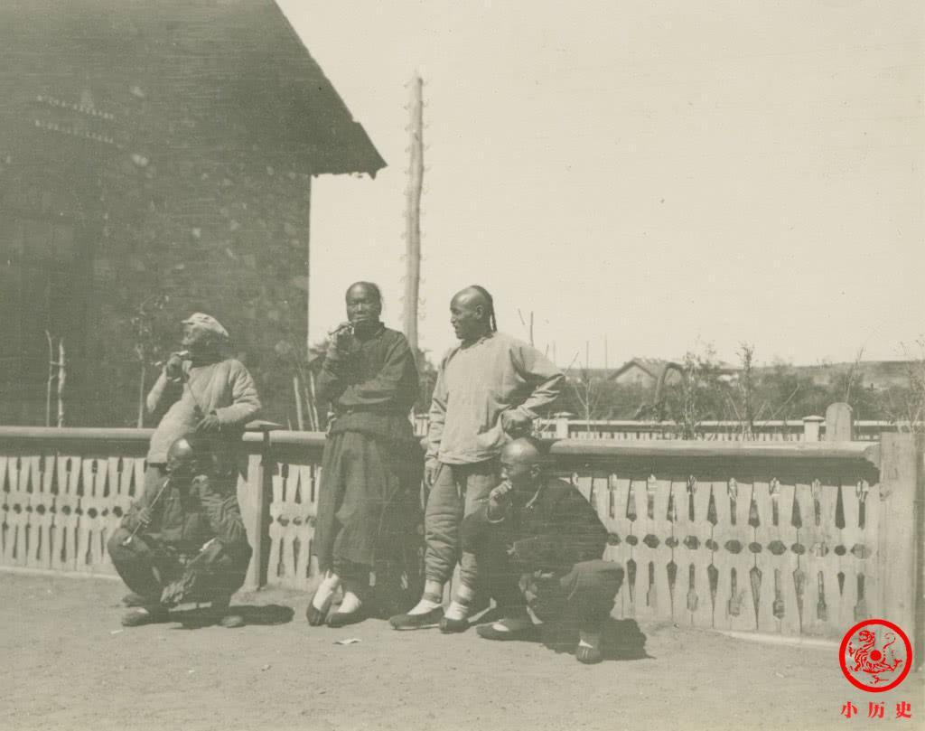 Những người đàn ông nói chuyện phiếm ven đường. Ảnh: sohu.com.