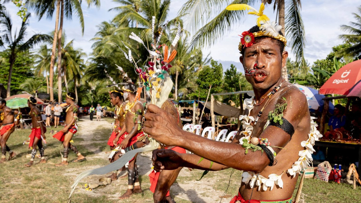 Theo thống kê, có hơn 7.000 ngôn ngữ được sử dụng trên toàn cầu, nghĩa là hơn 10% ngôn ngữ được sử dụng trên thế giới được nói ở Papua New Guinea. Ảnh: @True North Adventure Cruises.