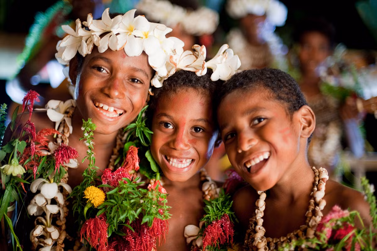 Về mặt chính thức, Papua New Guinea có ba ngôn ngữ quốc gia gồm: Hiri Motu, Tok Pisin và tiếng Anh. Ảnh: @Caradonna Adventures.
