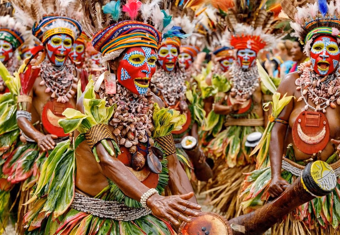 Với sự xuất hiện của những người thực dân châu Âu vào thế kỷ 19, tiếng Anh được sử dụng như ngôn ngữ chính ở Papua New Guinea do lịch sử thuộc địa. Ảnh: @Goway Travel.