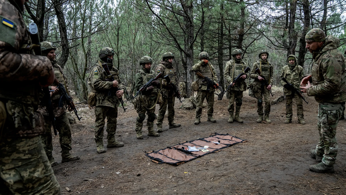 Các chuyên gia GI-TOC lo ngại, nếu không có sự kiểm soát chặt chẽ sau chiến tranh, Ukraine có thể trở thành một chợ vũ khí kiểu Nam Tư dành cho tội phạm. Ảnh: @Straight Arrow News.