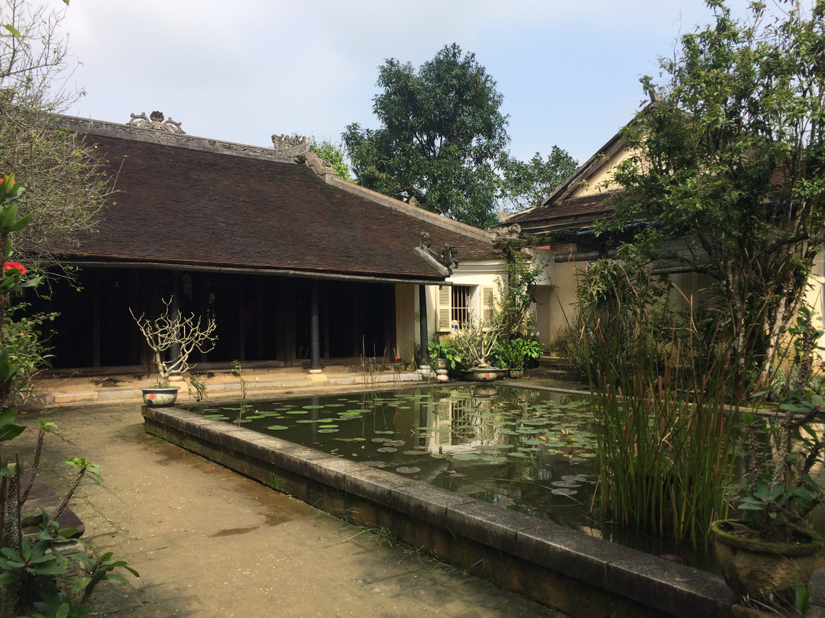  Nhà vườn An Hiên được xây dựng vào cuối thế kỷ thứ 19, được xem là khu nhà vườn đẹp nhất đến nay ở cố đô Huế. Bên cạnh những kiến trúc thành quách, cung đình, lăng tẩm… nhà vườn An Hiên vẫn giữ cho mình những nét đẹp riêng, vừa mang nét tinh hoa quý tộc, lại vừa có màu sắc dân gian truyền thống.