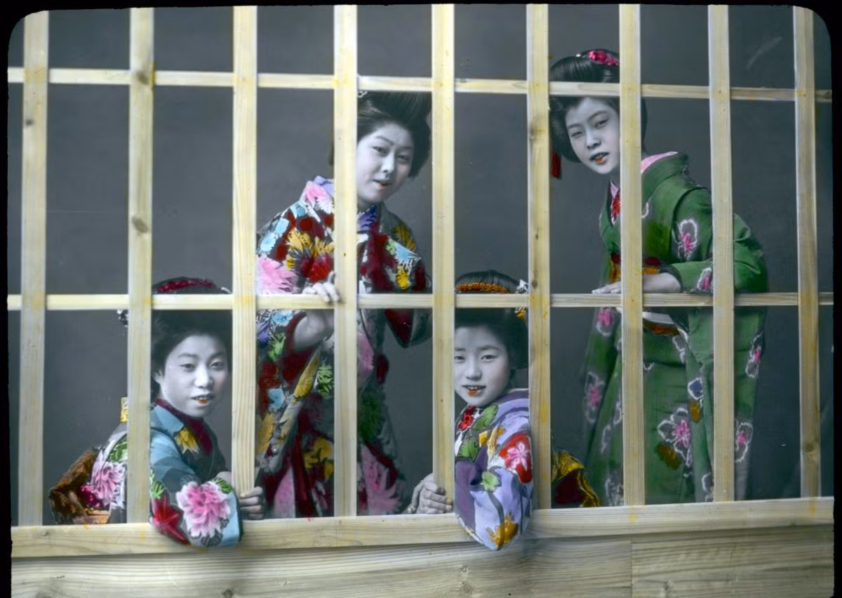 Ảnh màu về bốn mỹ nhân Nhật Bản đang đứng bên song cửa. Ảnh: Sohu.com.