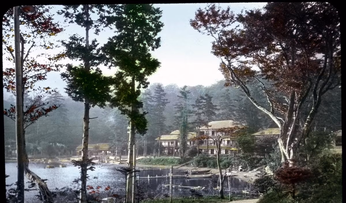 Khu nghỉ mát nên thơ bên bờ hồ tại Nhật Bản đầu thế kỷ 20, Ảnh: sohu.com. 