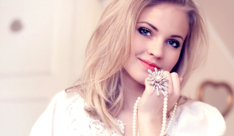  Lông mày cong như hình trăng non: Lông mày có hình dáng cong, kéo dài đầu mắt đến đuôi mắt, giống như hình mặt trăng, khi cười, cặp lông mày cong lên thật hết sức quyến rũ. Người phụ nữ có lông mày như vậy tính cách ôn hòa, họ rất giỏi trong việc thu hút người mình thích. Ảnh: baidu.com.