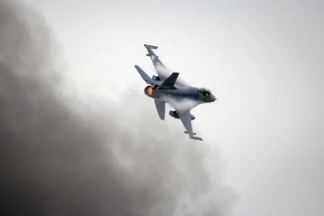 Trong khi đó, Bộ Quốc phòng Nga tuyên bố, máy bay F-16 bị bắn trúng bởi tên lửa đất đối không, mặc dù không đưa ra thông tin cụ thể. Việc thiếu bằng chứng kết luận để ngỏ câu hỏi về loại vũ khí chính xác nào được sử dụng. Ảnh:@Kanal13.