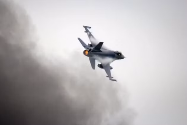 Trong khi đó, Bộ Quốc phòng Nga tuyên bố, máy bay F-16 bị bắn trúng bởi tên lửa đất đối không, mặc dù không đưa ra thông tin cụ thể. Việc thiếu bằng chứng kết luận để ngỏ câu hỏi về loại vũ khí chính xác nào được sử dụng. Ảnh:@Kanal13.