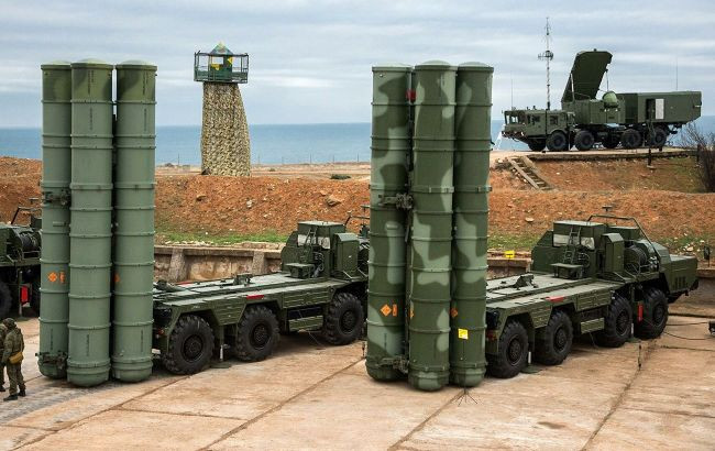 Thiết bị Radar 92N6E của hệ thống S-400, thường được NATO gọi là "Grave Stone", có thể theo dõi tới 100 mục tiêu cùng lúc, cung cấp dữ liệu cho các bệ phóng triển khai tên lửa. Ảnh: @RBC-Ukraine.