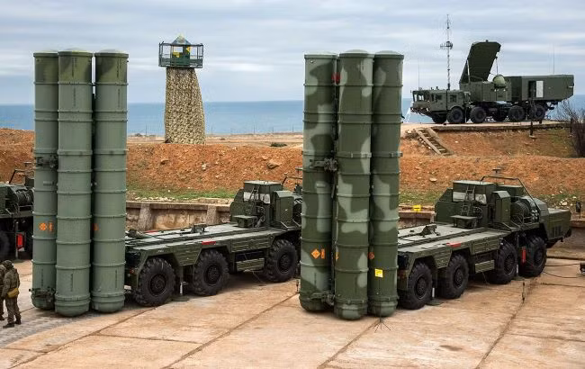 Thiết bị Radar 92N6E của hệ thống S-400, thường được NATO gọi là "Grave Stone", có thể theo dõi tới 100 mục tiêu cùng lúc, cung cấp dữ liệu cho các bệ phóng triển khai tên lửa. Ảnh: @RBC-Ukraine.