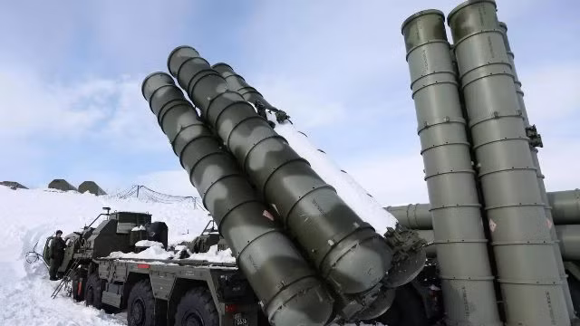S-400 có thể tấn công mục tiêu ở phạm vi lên tới 402 km bằng tên lửa tầm xa nhất là 40N6E. Mặc dù các lựa chọn tên lửa tầm ngắn hơn như 48N6E3 với tầm bắn khoảng 241 km, thường được sử dụng để chống lại máy bay phản lực di chuyển nhanh. Ảnh: @Bulgarian Military.