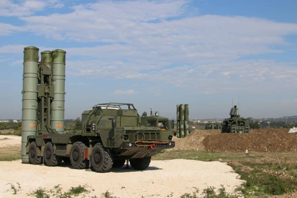 S-400 Triumf, được NATO gọi là SA-21 Growler, là nền tảng mạng lưới phòng không Nga. Được NPO Almaz của Nga phát triển vào những năm 1990 như một sự tiến hóa của dòng S-300 trước đó, S-400 đi vào hoạt động vào năm 2007. Kể từ đó, nó đã trở thành một trong những hệ thống tên lửa đất đối không tiên tiến nhất trên thế giới. Ảnh: @Missile Threat - CSIS.
