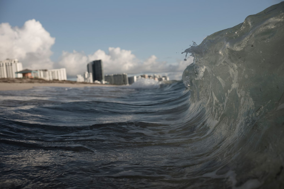 Trái đất có rất nhiều băng. Nhưng ngay cả khi tất cả băng đột ngột tan chảy trong một đêm cũng sẽ chỉ làm mực nước biển dâng cao khoảng 70 mét. Khi đó tất cả các thành phố ven biển chìm trong nước, buộc hơn ba tỷ người phải rời bỏ nhà cửa và đi đến các vùng đất cao hơn. Ảnh: Washington Post.