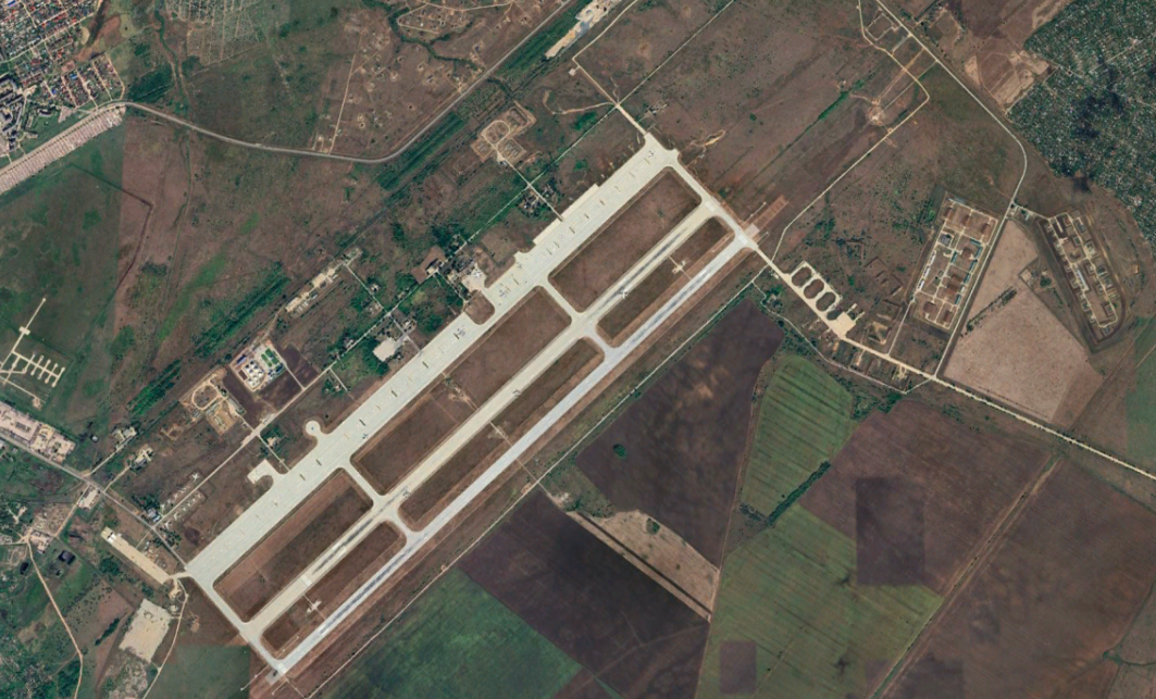 Theo War Zone, ngày 20/3/2025, một cuộc tấn công bằng máy bay không người lái của Ukraine đã nhắm vào Căn cứ Không quân Engels của Nga ở khu vực Saratov, cách biên giới Ukraine hơn 480 km. Cuộc tấn công này cũng được nhiều nhân chứng sống gần căn cứ ghi lại. Ảnh: @maks23.bsky.social‬.