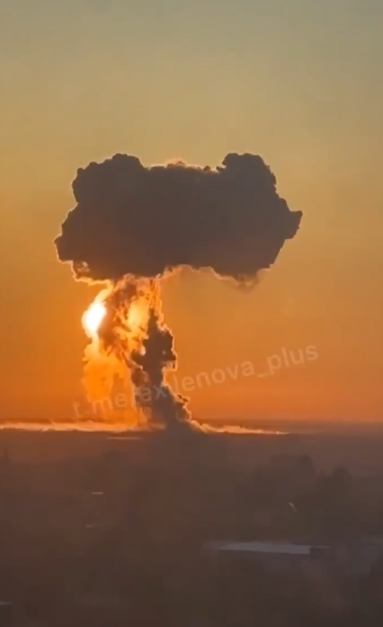 Các video và ảnh đăng tải trên mạng xã hội cho thấy, Ukraine đã dùng các máy bay không người lái tấn công một chiều tầm xa do chính nước này sản xuất, trong đó có dùng máy bay không người lái hai cần Lyutyy và PD-2 để tấn công mục tiêu căn cứ Engels. Ảnh: @Igor Sushko.