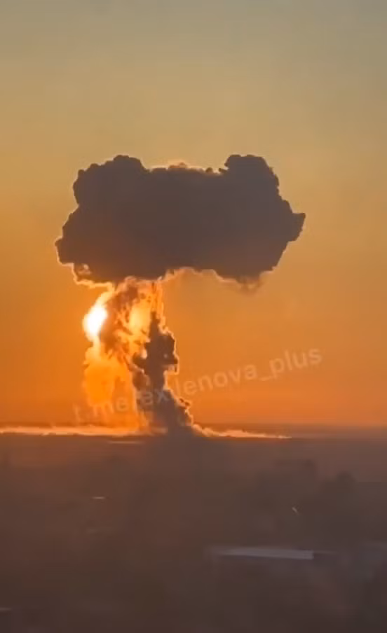 Các video và ảnh đăng tải trên mạng xã hội cho thấy, Ukraine đã dùng các máy bay không người lái tấn công một chiều tầm xa do chính nước này sản xuất, trong đó có dùng máy bay không người lái hai cần Lyutyy và PD-2 để tấn công mục tiêu căn cứ Engels. Ảnh: @Igor Sushko.