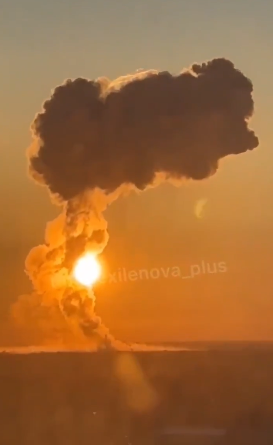 Trong thực tế, các máy bay ném bom tầm xa bay từ Căn cứ Không quân Engels của Nga ở khu vực Saratov thường xuyên tấn công hệ thống sân bay, các mục tiêu lớn của Ukraine, cho nên từ lâu Căn cứ Không quân Engels đã là mục tiêu ưu tiên tấn công hàng đầu của Kyiv. Ảnh: @Igor Sushko.