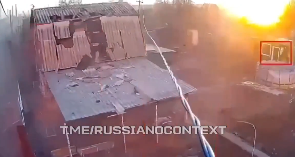 Thậm chí, có video đã ghi lại khoảnh khắc sóng xung kích từ vụ nổ lớn tại căn cứ Engels lan qua các khu vực xung quanh. Vụ nổ dữ dội đến mức các khu vực bên ngoài căn cứ, bao gồm một khu định cư nhà gỗ bị hư hại nghiêm trọng, một số công trình khác lân cận cũng bị xóa sổ hoàn toàn. Ảnh: @TheDeadDistrict.