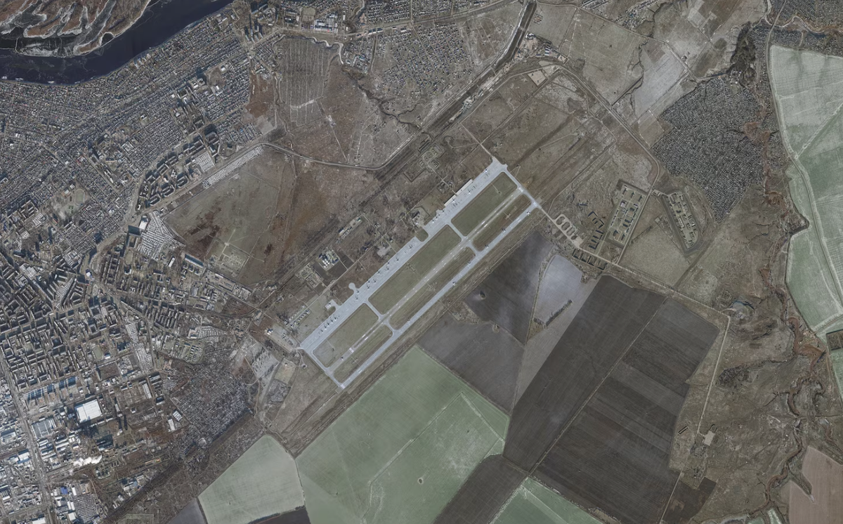 Những cuộc tấn công cùng thời điểm này cũng nhắm vào Căn cứ Không quân Dyagilevo, gây ra thiệt hại cho ít nhất một máy bay ném bom Tu-22M3 Backfire-C và một máy bay Tu-95MS. Ảnh: @Maxar/DigitalGlobe.