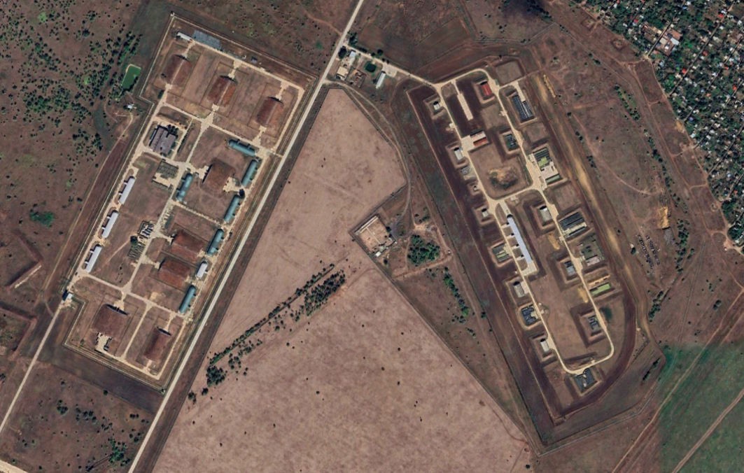 Theo các báo cáo chưa được xác nhận của Ukraine, có 3 máy bay ném bom chiến lược Tu-95MS Bear-H và 2 máy bay ném bom chiến lược Tu-160 Blackjack có mặt tại Căn cứ Engels vào thời điểm cuộc tấn công. Một máy bay vận tải Il-76 Candid cũng vừa mới đến, có lẽ chở thêm đạn dược cung cấp cho các máy bay ném bom thường trú tại căn cứ. Ảnh: @Ukraine Battle Map.