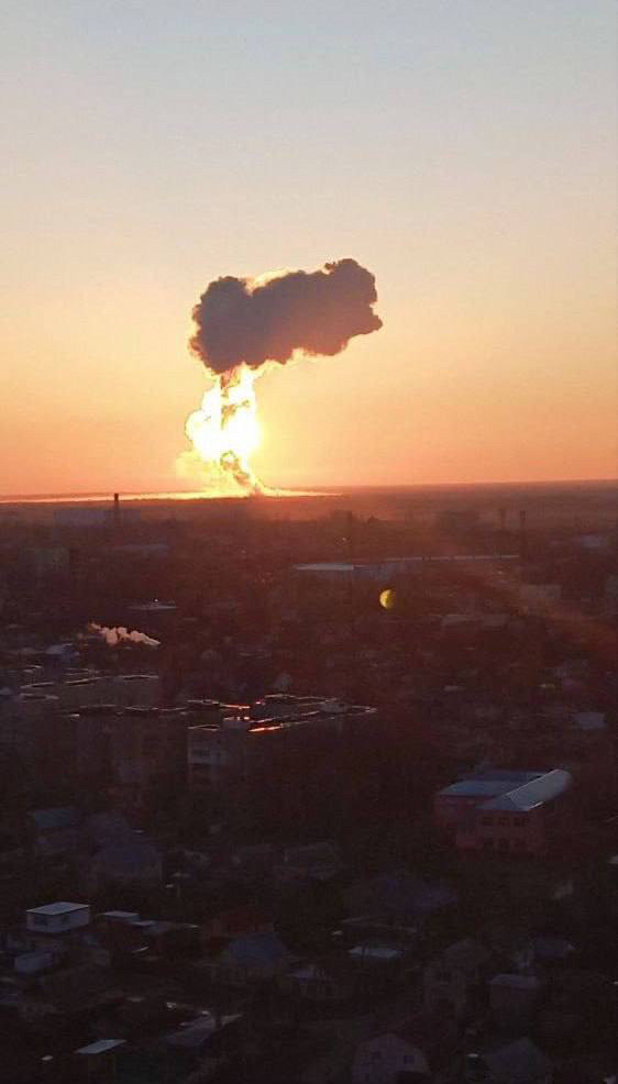 Qua các video, hình ảnh về vụ nổ, đám cháy dữ dội, đám khói khổng lồ bốc lên từ Căn cứ Không quân Engels, chắc chắn chúng phù hợp với lý thuyết cho rằng, một khu vực lưu trữ vũ khí của căn cứ này đã bị tấn công. Nếu đúng như vậy, cuộc tấn công mới có thể đã loại bỏ rất nhiều vũ khí, đặc biệt là tên lửa hành trình phóng từ trên không, mà máy bay ném bom của Nga thường hay trang bị. Ảnh:@maks23.bsky.social‬.