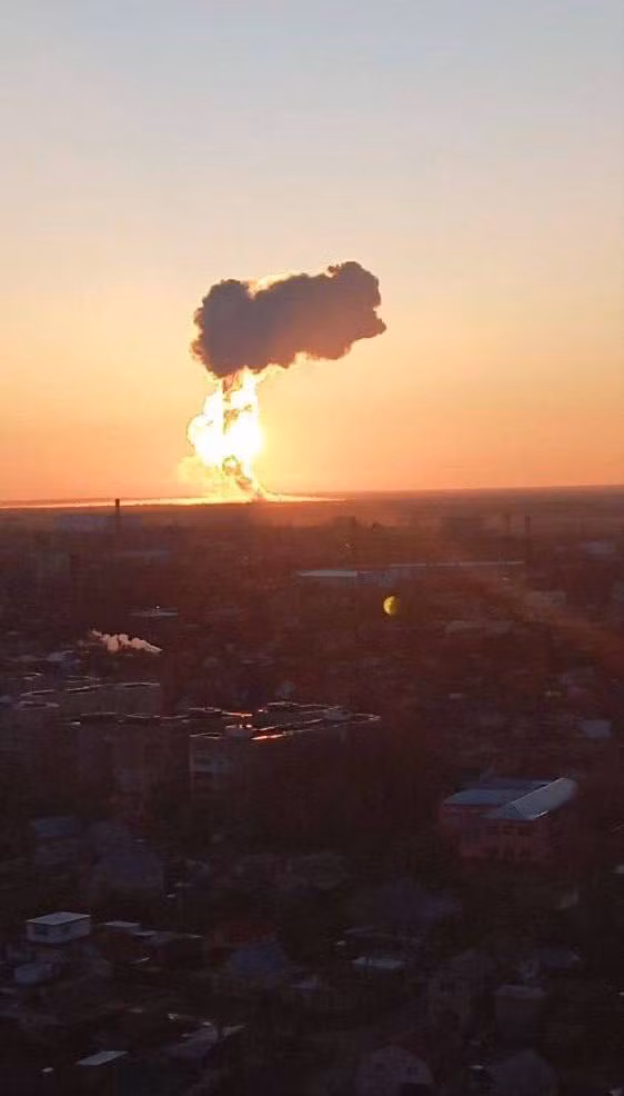 Qua các video, hình ảnh về vụ nổ, đám cháy dữ dội, đám khói khổng lồ bốc lên từ Căn cứ Không quân Engels, chắc chắn chúng phù hợp với lý thuyết cho rằng, một khu vực lưu trữ vũ khí của căn cứ này đã bị tấn công. Nếu đúng như vậy, cuộc tấn công mới có thể đã loại bỏ rất nhiều vũ khí, đặc biệt là tên lửa hành trình phóng từ trên không, mà máy bay ném bom của Nga thường hay trang bị. Ảnh:@maks23.bsky.social‬.