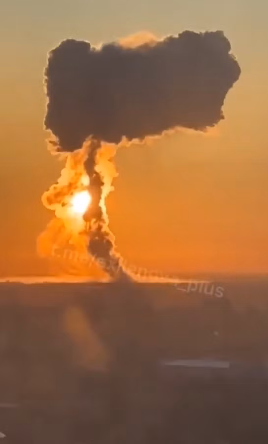 Phía Bộ Quốc phòng Ukraine xác nhận, lực lượng của họ đã tấn công sân bay Căn cứ Không quân Engels, đồng thời gây ra các vụ nổ đạn dược liên tục. Ảnh: @Igor Sushko.