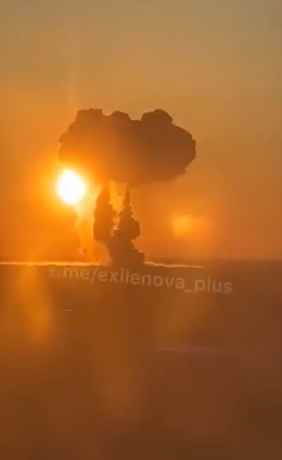 Hiện tại, vẫn chưa rõ liệu có máy bay ném bom Nga nào bị hư hại trong vụ tấn công mới hay không, mặc dù có những dấu hiệu rõ ràng cho thấy, mục tiêu chính tấn công là khu vực lưu trữ vũ khí tại căn cứ Engels. Ảnh: @Igor Sushko.