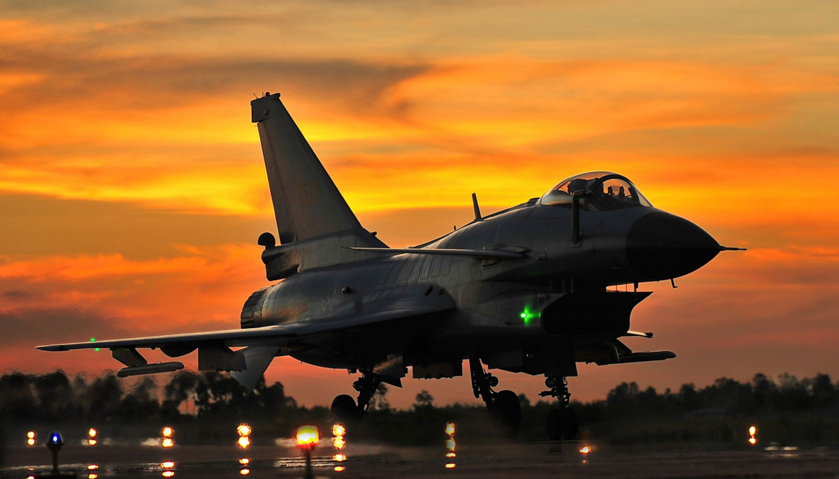 Các hệ thống này sử dụng kỹ thuật bộ nhớ tần số vô tuyến kỹ thuật số (DRFM), cho phép chúng ghi lại và thao túng các tín hiệu radar hướng đến, tạo ra các mục tiêu giả, hoặc áp đảo các cảm biến của đối phương. Ảnh: @Global Defense Insight.