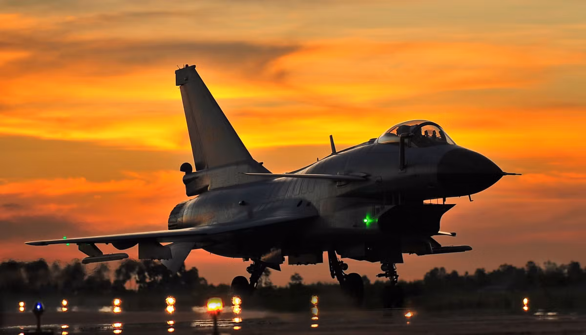 Các hệ thống này sử dụng kỹ thuật bộ nhớ tần số vô tuyến kỹ thuật số (DRFM), cho phép chúng ghi lại và thao túng các tín hiệu radar hướng đến, tạo ra các mục tiêu giả, hoặc áp đảo các cảm biến của đối phương. Ảnh: @Global Defense Insight.