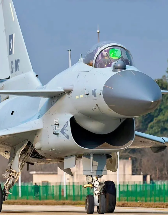 Điều khiến J-10C trở nên khác biệt trong bối cảnh này là việc tích hợp các hệ thống tác chiến điện tử tiên tiến, mà Asif tuyên bố đã được sử dụng để phá vỡ các máy bay phản lực Rafale. Ảnh: @Militär Aktuell.