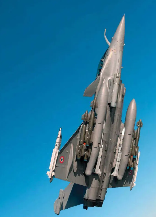 Yếu tố cốt lõi trong khả năng sống sót của Rafale là hệ thống SPECTRA do Thales và MBDA phát triển. SPECTRA, viết tắt của Système de Protection et d'Évitement des Conduites de Tir du Rafale, là một bộ tác chiến điện tử toàn diện kết hợp các cảm biến chủ động và thụ động, máy gây nhiễu và máy phân phối mồi nhử để phát hiện, phân tích và vô hiệu hóa các mối đe dọa. Ảnh: @Key Aero.