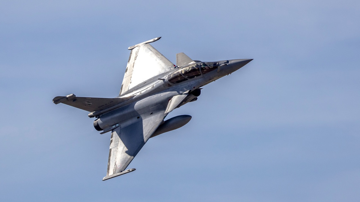 Kho vũ khí của Rafale bao gồm tên lửa không đối không tầm xa Meteor, có tầm bắn hơn 144 km và tên lửa MICA để giao chiến tầm gần. Ảnh: @The National Interest.