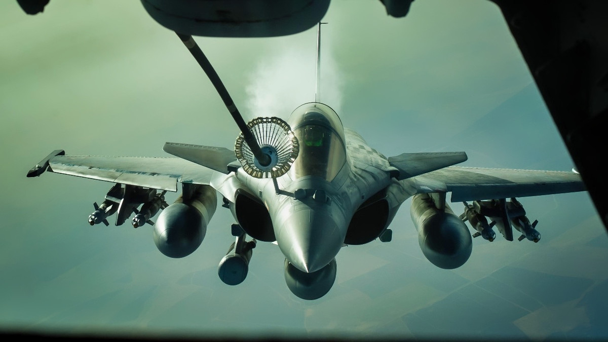 Thế nên, tuyên bố của Pakistan cho rằng, máy bay chiến đấu J-10C của họ đã phá vỡ hệ thống SPECTRA là điều phi thường. Hiện tại, phía Ấn Độ vẫn chưa xác nhận thông tin này, nhưng phần nào nó đã làm dấy lên cuộc tranh luận gay gắt về năng lực công nghệ quân sự đang tiến bộ nhanh chóng của Trung Quốc, và nguy cơ thách thức các hệ thống quân sự do phương Tây thiết kế như máy bay chiến đấu Rafale do Pháp chế tạo. Ảnh: @National Security Journal.